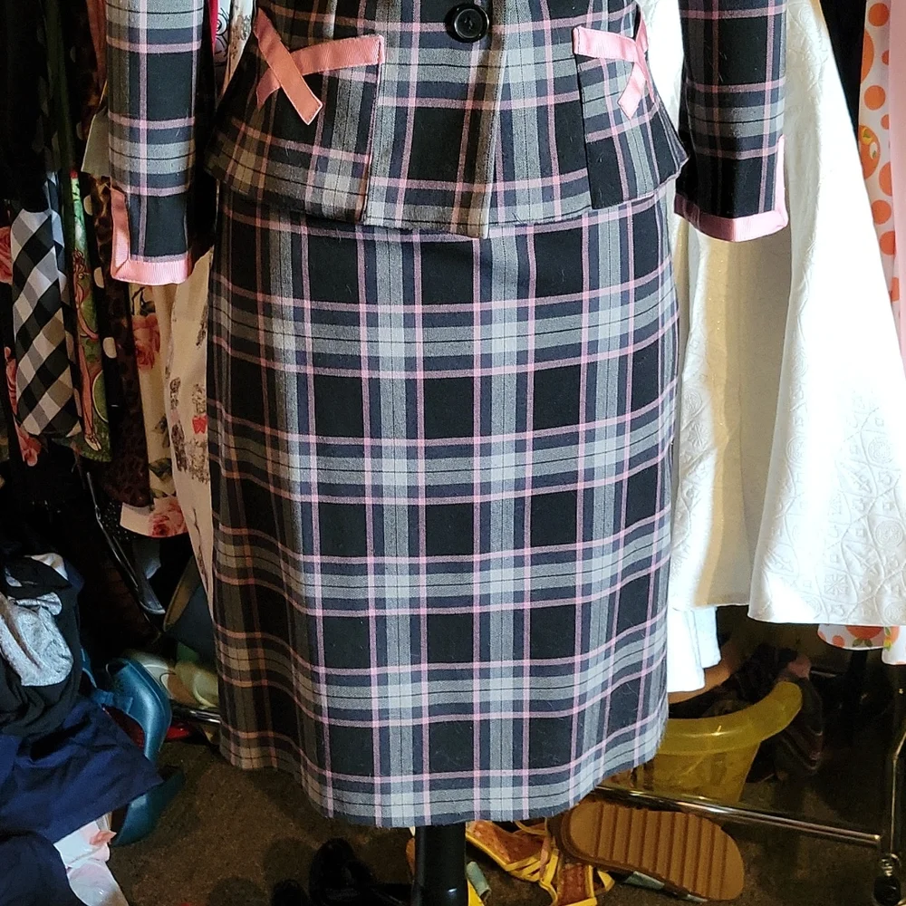 Beautiful Plaid Suit - Picture 3 of 6